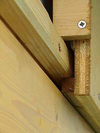 © A. Pilcher; Zwei ineinanderlaufende Holzleisten dienen ebenfalls zur Sturmsicherung.