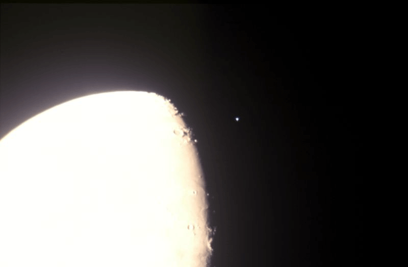 © Eike Runschke; Regulus-Bedeckung durch den Mond mit einem R 200 SS, mit 3-fach Konverter, auf Fujichrome Sensia 100 aufgenommen. Ort: Georgsmarienhütte