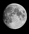 © S. Bergthal; Mond am 07.03.2001 um 21.20 Uhr MEZ mit Zeiss AS 100/1000. Mondalter 12 Tage. Belichtungszeit t = 1/16 s auf Fuji Velvia bei f = 2.000 mm Brennweite.